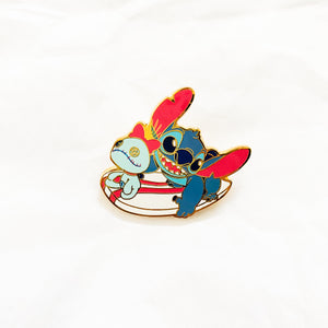 Loungefly - Stitch and Scrump Beach - Stitch Surfing Pin