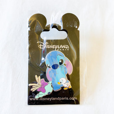 Lilo & Stitch Hugging Pin – MadHouse Collectibles