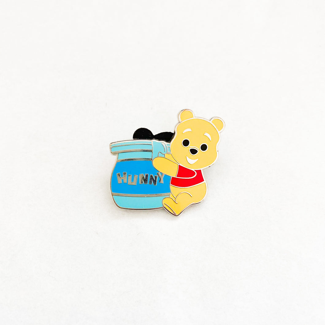 46011 - Pooh Carrying a Hunny Pot - Winnie the Pooh - Disneyland Resort  Paris Disney Pin